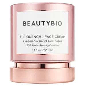 Zbliżenie na słoiczek BeautyBio The Quench Face Cream w różowym metalicznym wykończeniu. Etykieta podkreśla właściwości kremu jako intensywnie regenerującego z ceramidami odbudowującymi barierę skóry. Produkt o pojemności 50 ml.