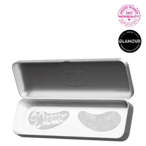 Metalowe pudełko z otwartym wieczkiem, wewnątrz którego znajdują się dwa silikonowe płatki pod oczy Dieux Skin Tattoo Forever Eye Mask. Obok widoczne oznaczenia zdobytych nagród – NewBeauty Award i Glamour Beauty Award 2022.