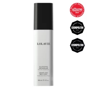 Produkt widoczny na zdjęciu to Lolavie Glossing Detangler w opakowaniu o pojemności 150 ml. Spray do włosów ma minimalistyczny design – białą butelkę z czarną zakrętką i prostym logo marki. Widoczne są również odznaczenia nagród kosmetycznych, takich jak "Allure Best of Beauty 2024" oraz "Cosmopolitan Beauty Awards 2024".