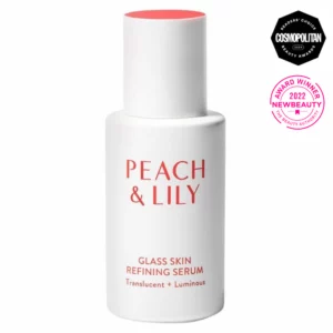 Peach & Lily Glass Skin Refining Serum: Minimalistyczna biała butelka z czerwonym logo „Peach & Lily” oraz napisem „Glass Skin Refining Serum”. Nagrody NewBeauty 2022 i Cosmopolitan Beauty Awards.