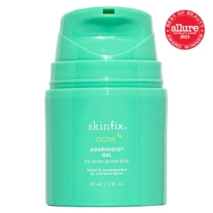 Na obrazku znajduje się zielony pojemnik z żelem do skóry trądzikowej marki Skinfix. Pojemnik jest zamknięty i znajduje się na białym tle. Na opakowaniu widnieje napis "Best of Beauty 2023 Award Winner" od Allure, co sugeruje, że produkt był laureatem nagrody.