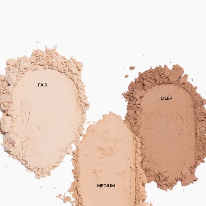 Drmtlgy-SPF-Radiance-Powder6 Na zdjęciu widoczne są trzy różne odcienie pudru ochronnego Drmtlgy SPF Radiance Powder. Odcienie są oznaczone jako "Fair," "Medium," oraz "Deep." Każdy z nich jest przedstawiony w formie sypkiego pudru, rozłożonego na płaskiej powierzchni. Odcień "Fair" to najjaśniejszy odcień, odpowiedni dla jasnej karnacji. "Medium" jest odcieniem pośrednim, a "Deep" to najciemniejszy odcień, odpowiedni dla ciemniejszej karnacji. Produkt ten zapewnia ochronę przeciwsłoneczną SPF 30, jednocześnie nadając skórze równomierny koloryt.