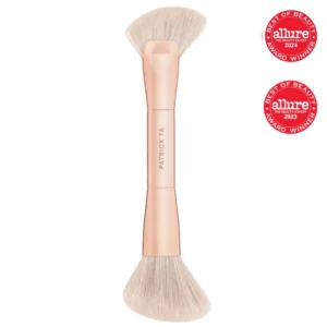Zdjęcie przedstawia pędzel do konturowania marki Patrick Ta, wyróżniony nagrodą Allure Best of Beauty na lata 2023 i 2024. Pędzel posiada dwie różne końcówki z delikatnym włosiem w kolorze beżowym oraz elegancką, złotą rączką. Idealny do aplikacji produktów do konturowania i bronzerów, zapewnia precyzyjne wykończenie makijażu.