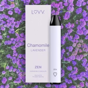 LUVV Chamomile Lavender – lawendowy inhalator z rumiankiem i lawendą, na tle fioletowych kwiatów, wspomaga relaks i odprężenie.