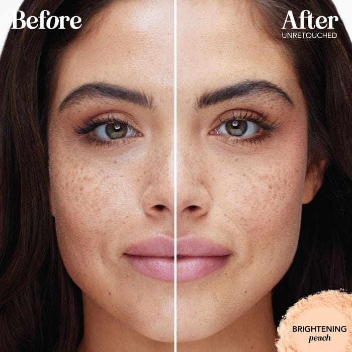 Polite-Society-More-Than-A-Pretty-Powder-Brightening-Peach3 Na obrazku znajduje się porównanie efektów przed i po użyciu pudru sypkiego "Brightening Peach" marki "Polite Society". Twarz kobiety jest podzielona na dwie części: Po lewej stronie widzimy twarz przed aplikacją pudru ("Before"). Skóra jest naturalna, z widocznym błyszczeniem oraz piegami i drobnymi niedoskonałościami. Cera wygląda na lekko przetłuszczoną w strefie T. Po prawej stronie widzimy twarz po nałożeniu pudru ("After"). Skóra jest matowa, gładka i jednolita, co świadczy o działaniu pudru. Puder skutecznie zredukował błyszczenie i wyrównał koloryt cery, nadając jej zdrowy, naturalny blask. Skóra nadal wygląda na naturalną, ale bardziej zmatowioną i promienną. W prawym dolnym rogu znajduje się napis "BRIGHTENING peach", który wskazuje na nazwę i odcień użytego pudru. Całe zdjęcie ilustruje, że produkt skutecznie poprawia wygląd skóry, nadając jej świeży, promienny wygląd bez oznak obróbki zdjęcia ("Unretouched").