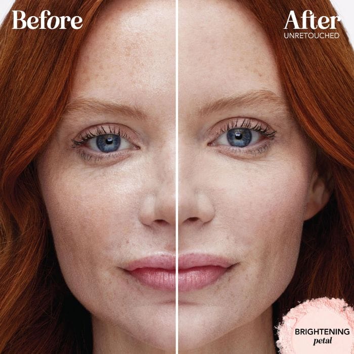 Polite-Society-More-Than-A-Pretty-Powder-Brightening-Petal3 Na obrazku znajduje się porównanie efektów przed i po użyciu pudru sypkiego "Brightening Petal" marki "Polite Society". Twarz kobiety jest podzielona na dwie części: Po lewej stronie widzimy twarz przed aplikacją pudru ("Before"). Skóra jest naturalna, z lekkim błyszczeniem oraz widocznymi niedoskonałościami, takimi jak piegi i drobne zaczerwienienia. Po prawej stronie widzimy twarz po nałożeniu pudru ("After"). Skóra jest matowa, gładka i rozświetlona, co podkreśla działanie pudru rozświetlającego. Puder wyrównał koloryt cery i zredukował widoczność niedoskonałości, nadając skórze zdrowy, naturalny blask. W prawym dolnym rogu znajduje się napis "Brightening Petal", który wskazuje na nazwę i odcień użytego pudru. Całe zdjęcie ilustruje, że produkt skutecznie poprawia wygląd skóry, nadając jej świeży, promienny wygląd bez oznak obróbki zdjęcia ("Unretouched").