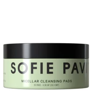 Na obrazku znajduje się okrągłe, plastikowe opakowanie produktu "Sofie Pavitt Micellar Cleansing Pads". Opakowanie ma jasnozielony kolor z dużym, czarnym napisem na przedniej etykiecie. Na górze znajduje się czarny, matowy wieczko. Etykieta informuje, że opakowanie zawiera 35 sztuk płatków micelarnych do oczyszczania twarzy o objętości 4,38 cala kwadratowego (28,3 cm³). Produkt jest przeznaczony do delikatnego, ale skutecznego oczyszczania skóry, usuwania makijażu i zanieczyszczeń.