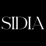 Obraz przedstawia białe litery "SIDIA" na czarnym tle, tworzące elegancki i prosty logotyp marki.
