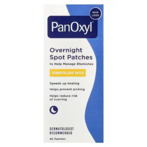 Zbliżenie na produkt PanOxyl Overnight Spot Patches w białym i niebieskim opakowaniu; informacja na etykiecie: „Hydrocolloid Patch – przyspiesza gojenie, pomaga zapobiegać wyciskaniu i zmniejsza ryzyko blizn”.