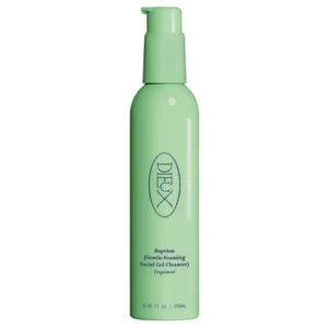 Butelka Dieux Baptism Gentle Foaming Facial Gel Cleanser na białym tle. Produkt wyróżnia się na jasnym tle, z wyraźnym logo na środku.