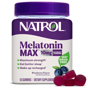 Butelka suplementu diety Natrol Melatonin MAX 10 mg w postaci 50 żelków o smaku borówkowym. Opakowanie w kolorze fioletowo-białym z zielonymi akcentami. Na etykiecie widnieją informacje o maksymalnej mocy, wspomaganiu lepszego snu i przebudzeniu z poczuciem wypoczęcia. Przed butelką znajdują się trzy bordowe żelki oraz borówki.
