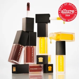 Kompozycja różnych produktów marki Poundcake w odcieniach brązu i żółci ustawionych w formie wieży. Zdjęcie zawiera odznakę "Allure Best of Beauty 2024 Award Winner", przyznawaną wyróżniającym się kosmetykom.