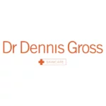 Logo marki Dr Dennis Gross Skincare. Nazwa „Dr Dennis Gross” jest napisana pomarańczową czcionką, a pod nią widnieje słowo „Skincare” w prostokątnym obramowaniu z symbolem krzyża po lewej stronie.