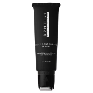 Na zdjęciu znajduje się czarna tubka produktu "DRMTLGY Neck Contouring Serum" z białymi napisami, przeznaczonego do pielęgnacji szyi i dekoltu.