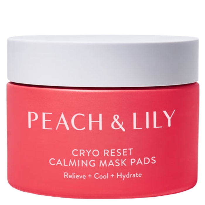 Peach&Lily-Cryo-Reset-Calming-Mask-Pads Czerwony, matowy słoiczek z białą nakrętką, zawierający płatki maski marki Peach & Lily o nazwie „Cryo Reset Calming Mask Pads”. Na froncie widnieje biały napis z nazwą marki i produktu, a poniżej opis działania: „Relieve + Cool + Hydrate” (Łagodzą, Chłodzą, Nawilżają). Produkt sfotografowany na jasnym tle z delikatnym cieniem u podstawy, podkreślającym minimalistyczny i elegancki design opakowania.