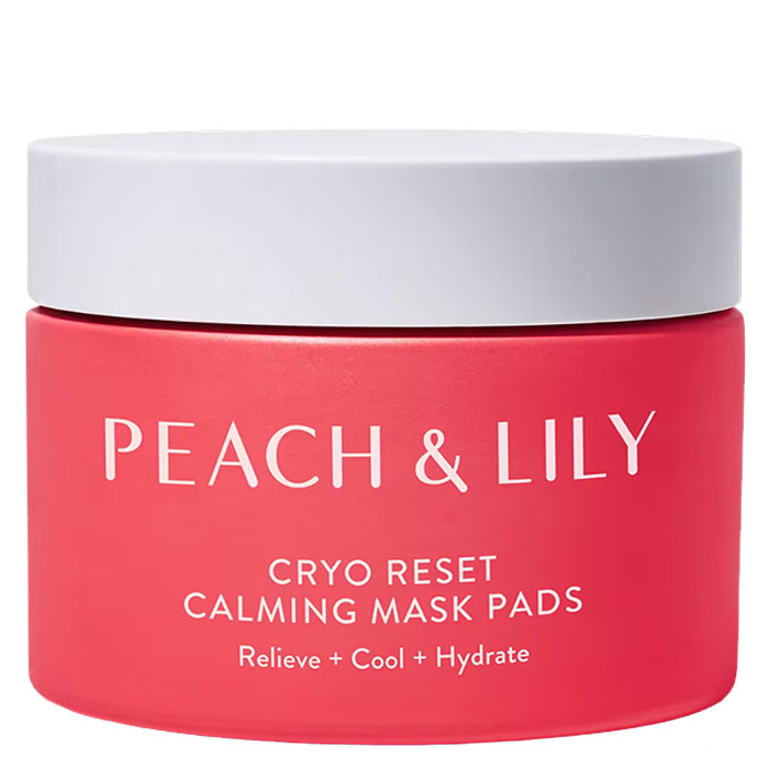 Peach & Lily Cryo Reset Calming Mask Pads Różowy słoik z białym wieczkiem, na którym widnieje napis "PEACH & LILY Cryo Reset Calming Mask Pads" wraz z opisem działania: "Relieve + Cool + Hydrate", podkreślający kojące, chłodzące i nawilżające właściwości produktu.