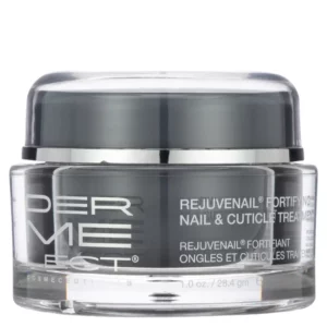 Zdjęcie przedstawia słoiczek kremu Dermelect Rejuvenail Fortifying Nail & Cuticle Treatment o pojemności 28,4 g (1 oz). Produkt znajduje się w eleganckim, przezroczystym opakowaniu z metalicznym akcentem i zakrętką w kolorze szarym. Na opakowaniu widoczne są informacje o produkcie, który został stworzony do wzmacniania i pielęgnacji paznokci oraz skórek, łącząc właściwości regeneracyjne i odżywcze. Design opakowania jest nowoczesny i profesjonalny, podkreślając luksusowy charakter produktu.