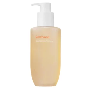 Butelka pianki oczyszczającej Sulwhasoo Gentle Cleansing Foam o delikatnym, minimalistycznym designie w odcieniach jasnego bursztynu z białą pompką. Obok butelki widoczna jest próbka produktu, prezentująca jego lekką, żelową konsystencję z subtelnymi bąbelkami, symbolizującymi delikatność i skuteczność oczyszczania. Opakowanie podkreśla elegancję i luksusowy charakter produktu.