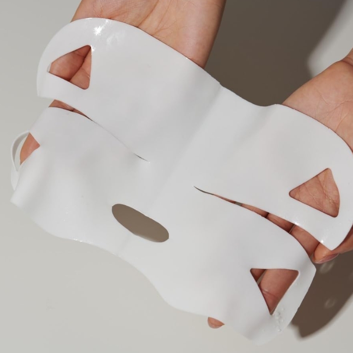 Avajar Rejuvenating Double V Mask 4 Wyjęta z opakowania i rozłożona maska modelująca Rejuvenating Double V Mask marki Avajar