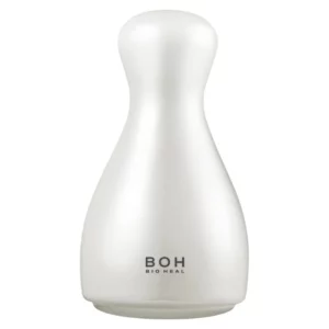 Białoperłowy, ergonomicznie zaprojektowany chłodzący masażer BIOHEAL BOH Cooling Massager o eleganckim, minimalistycznym wyglądzie. Jego kształt przypomina odwróconą kroplę wody, co ułatwia wygodne trzymanie i aplikację na skórze. Produkt wykonany jest z gładkiego, chłodzącego materiału, a u podstawy widoczne jest subtelne logo marki "BOH BIO HEAL". Idealny do masażu twarzy i ciała, pomagający zredukować opuchliznę, zwęzić pory i odświeżyć skórę.