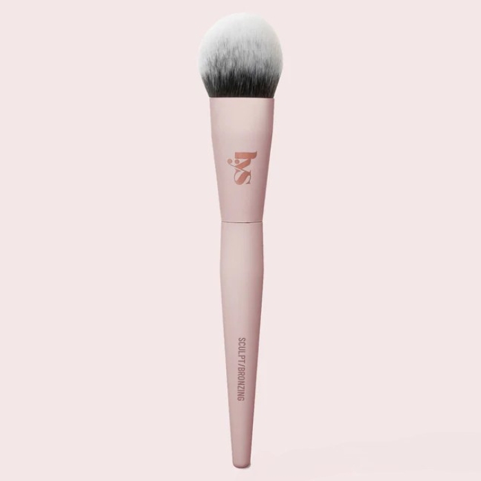 Lys Beauty Sculpting Brush Identyczne ujęcie pędzla do konturowania LYS Beauty jak na drugim zdjęciu, ale z jaśniejszym, pastelowym tłem, które nadaje mu delikatniejszy, elegancki wygląd.