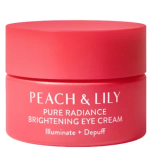 Zdjęcie samego słoiczka Peach & Lily Pure Radiance Brightening Eye Cream w różowym, matowym opakowaniu z białym napisem "Illuminate + Depuff".