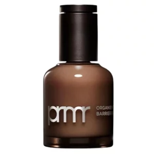 Zdjęcie przedstawia Primera Organience Barrier Serum w eleganckiej, brązowej butelce z matowym wykończeniem i czarną nakrętką. Minimalistyczny design podkreśla srebrne logo „pmr” oraz nazwę produktu. Serum jest przeznaczone do wzmacniania bariery ochronnej skóry, zapewniając jej nawilżenie i regenerację.