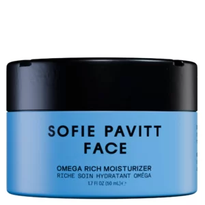 Zamknięty słoiczek kremu Sofie Pavitt Face Omega Rich Moisturizer na białym tle, eksponujący minimalistyczny design opakowania i kluczowe informacje o produkcie.