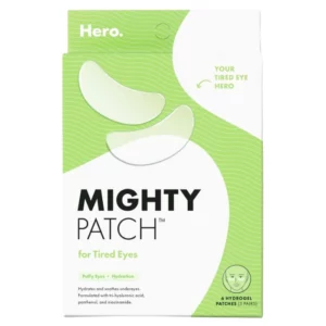 Zdjęcie przedstawia opakowanie Hero Mighty Patch for Tired Eyes, hydrożelowych płatków pod oczy przeznaczonych do nawilżenia i redukcji opuchlizny. Kartonik ma biało-zielony design, a na froncie widnieje nazwa produktu oraz informacje o jego działaniu – nawilżanie i ukojenie skóry pod oczami. Grafika przedstawia kształt płatków, a w dolnej części opakowania znajduje się informacja, że zawiera 6 hydrożelowych płatków (3 pary).