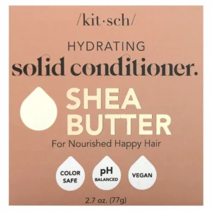 Zbliżenie na przednią część opakowania odżywki w kostce Kitsch Shea Butter z hasłami: „Hydrating Solid Conditioner”, „For Nourished Happy Hair” oraz ikonami: „Color Safe”, „pH Balanced”, „Vegan”.