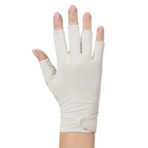 Beżowa, bezpalcowa rękawiczka marki Prequel na dłoni modelki z różowym manicure, wykonana z elastycznego materiału, zapewniającego wygodne dopasowanie.