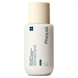 Biała butelka z beżową zakrętką zawierająca produkt Prequel Half & Half Fluid Moisturizer. Minimalistyczne opakowanie ma ciemnozielone napisy i logo marki. Na butelce znajduje się opis informujący, że jest to nawilżający fluid z peptydami i ceramidami, który łagodzi, nawilża i wzmacnia barierę ochronną skóry. Widoczne są również oznaczenia pH 6.0 oraz pojemność produktu 168 ml.