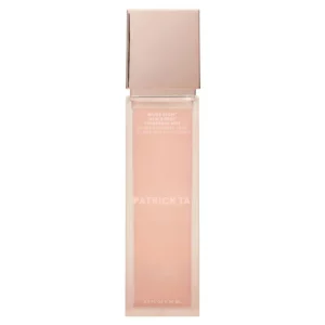 Flakon mgiełki zapachowej Patrick Ta Hair & Body Fragrance Mist o pojemności 3.0 FL OZ (90 ML) na białym tle, ukazujący minimalistyczny design z różowozłotym korkiem.