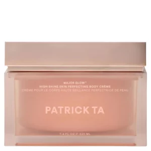 Zbliżenie na słoik kremu Patrick Ta Major Glow High Shine Skin Perfecting Body Crème w eleganckim, przezroczysto-różowym opakowaniu z dużym, błyszczącym wieczkiem.