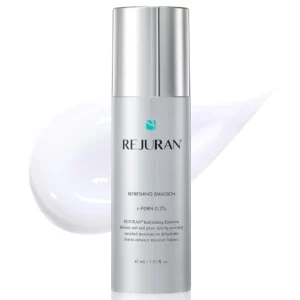 Butelka emulsji Refreshing Emulsion marki Rejuran, na tle białej plamy tego produktu.