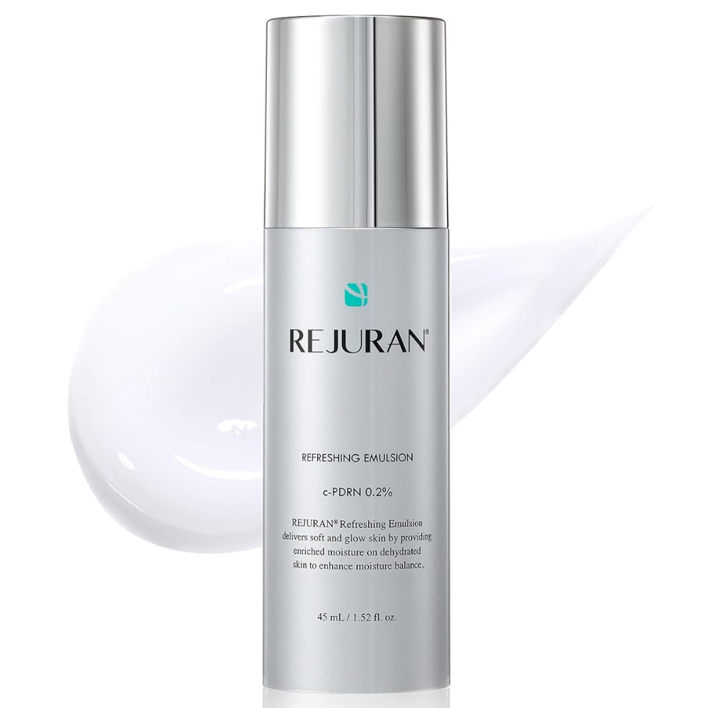 Rejuran Refreshing Emulsion 1 v1 Butelka emulsji Refreshing Emulsion marki Rejuran, na tle białej plamy tego produktu.