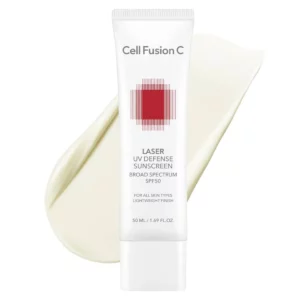 Tubka Cell Fusion C Laser UV Defense Sunscreen SPF 50 umieszczona na jasnym tle z rozsmarowaną porcją kremu w tle.