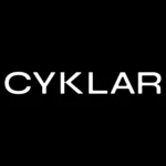 Logo marki CYKLAR – białe, proste litery na czarnym tle, zapisane wielkimi literami nowoczesnym, bezszeryfowym fontem.
