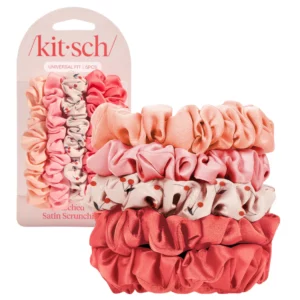 Zestaw pięciu satynowych gumek scrunchie Kitsch Cherry Blossom na tle oryginalnego opakowania; kolory to czerwony, jasnoróżowy, morelowy oraz beżowy w nadruk wiśni.