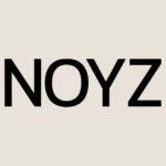 „Logo marki NOYZ – czarny napis ‘NOYZ’ na jasnobeżowym tle, prosty i nowoczesny krój pisma.”