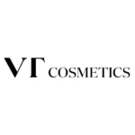 Logo marki VT Cosmetics z eleganckim, czarnym napisem na białym tle — litery „VT” wyróżnione są większym rozmiarem i klasycznym krojem pisma, a „COSMETICS” zapisane smukłą, elegancką czcionką.