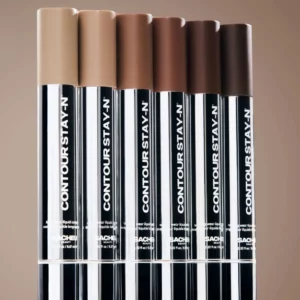 Zbliżenie na wszystkie sześć odcieni konturu Sacheu All Day Liquid Contour ustawionych w rzędzie. Opakowania mają lustrzaną, srebrną powierzchnię i kolorowe zakrętki odpowiadające odcieniom produktu – od jasnego beżu po bardzo ciemny brąz.
