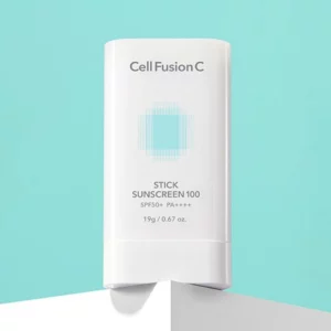 Zdjęcie przedstawia białe opakowanie Sztyft przeciwsłoneczny Cell Fusion C Airy Stick Sunscreen SPF 50+ na turkusowym tle i stojące majestatycznie na białek półce.