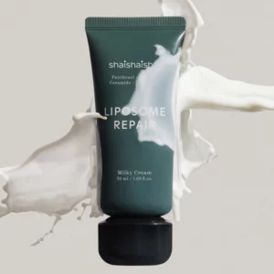 Kilka tubek kremu Shaishaishai Liposome Repair ułożonych w stos, z których wypływa gęsta, biała konsystencja produktu — podkreślenie bogatej formuły kremu.