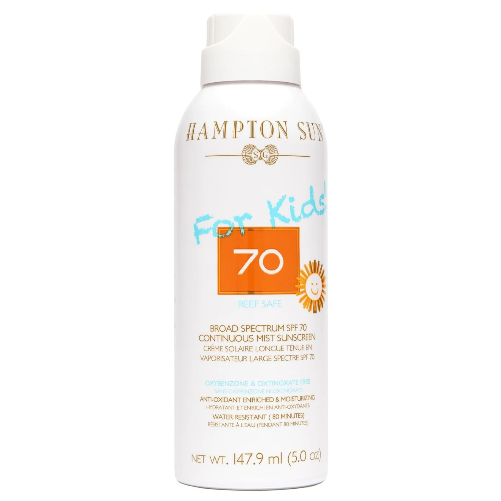 Hampton Sun SPF 70 Kids Biała butelka mgiełki przeciwsłonecznej dla dzieci Hampton Sun SPF 70 z niebieskim napisem „For Kids”, pomarańczowym oznaczeniem SPF oraz ikoną uśmiechniętego słońca.
