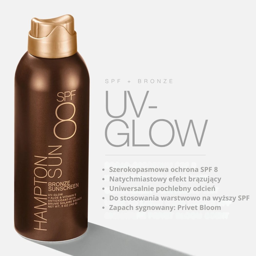 Hampton Sun SPF 8 Bronze Sunscreen Body : Spray Hampton Sun SPF 8 Bronze Sunscreen na jasnym tle z wypunktowanymi zaletami: szerokopasmowa ochrona SPF 8, efekt brązujący, uniwersalny odcień, możliwość nakładania na wyższy SPF, zapach Privet Bloom.
