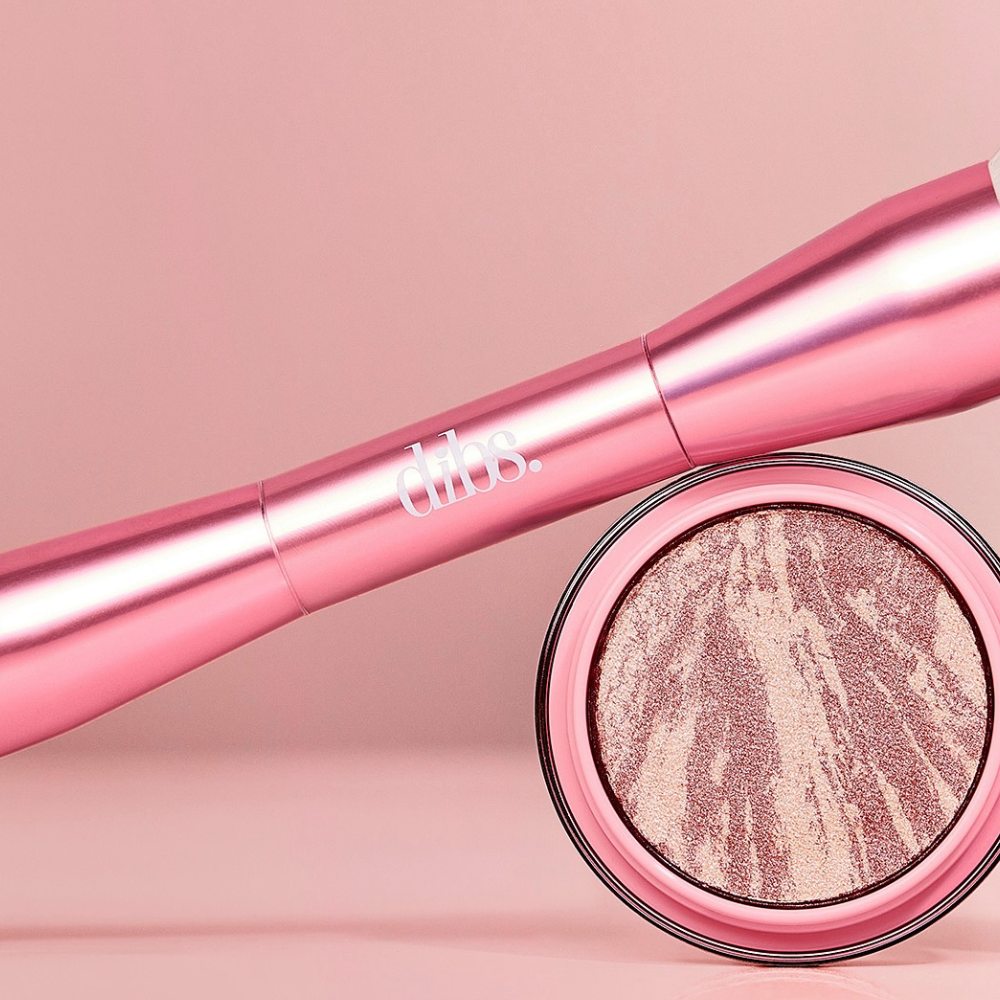 Dibs-Duo-Brush-Face (3) Pędzel do makijażu DIBS duo brush z pudrem rozświetlającym zbliżenie na produkt i teksturę kosmetyku.