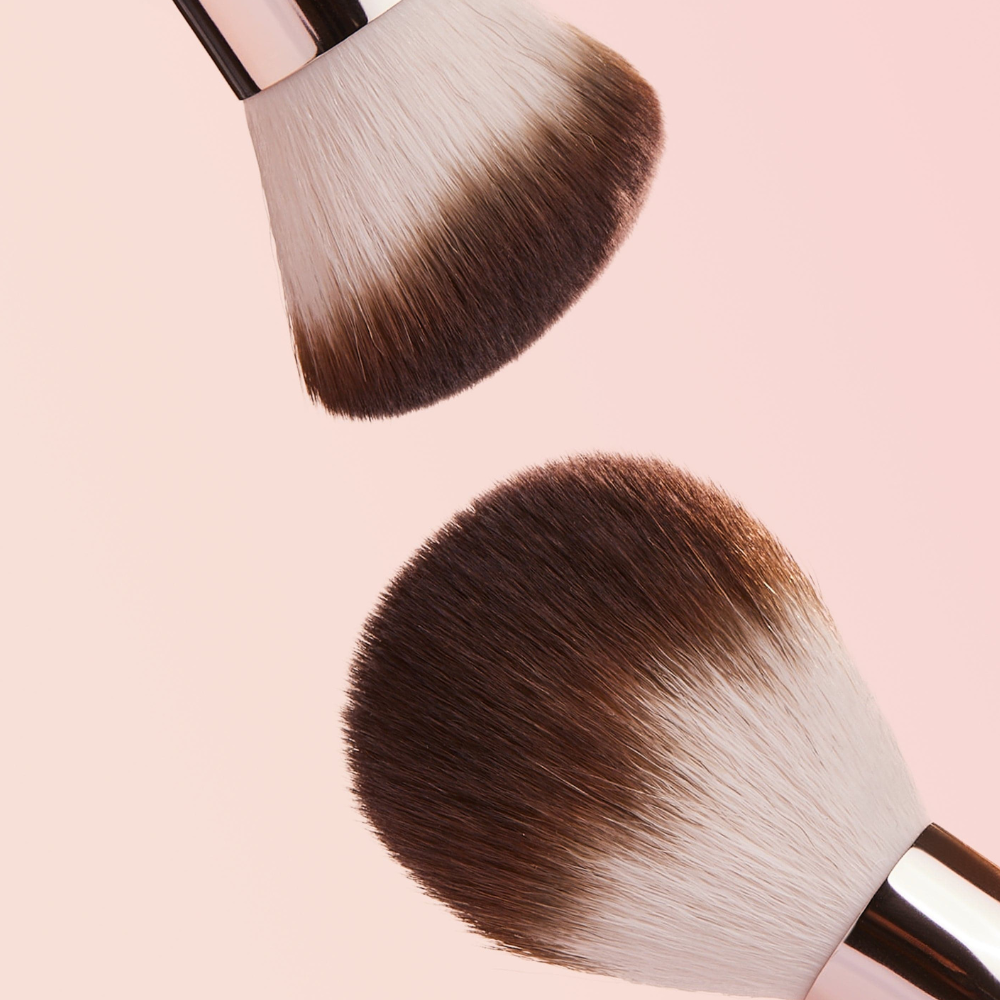 Dibs-Duo-Brush-Face (3) Zbliżenie na dwa końce pędzla Dibs Duo Brush Face – gęste, syntetyczne włosie w odcieniach bieli i brązu.