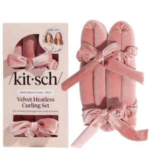 Opakowanie zestawu Kitsch Velvet Heatless Curling Set z dwoma różowymi wałkami i gumkami scrunchie w kolorze terakoty, przeznaczonego do stylizacji bez użycia ciepła.