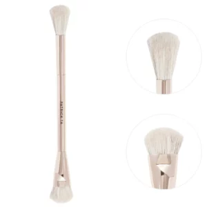 Dwustronny pędzel Patrick Ta Dual Ended Highlighter Brush pokazany w całości oraz w zbliżeniach obu końcówek pędzla, ukazujących różne kształty włosia.